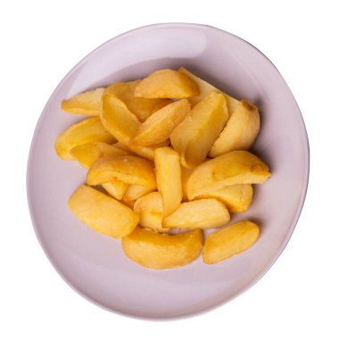 Açık gri tabakta kızarmış patates dilimleri. Kızarmış patates sebzeleri beyaz arka planda izole edilmiş. Kırsal gıda üst görünümü