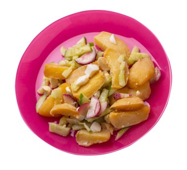 Pembe tabakta sebzeli patates dilimleri beyaz arka planda izole edilmiş. abur cubur Köy yemekleri. Sebzeli patates..