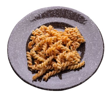 Beyaz arka planda izole edilmiş kahverengi tabakta makarna. Dereotlu domates soslu makarna. makarna üst görünümü