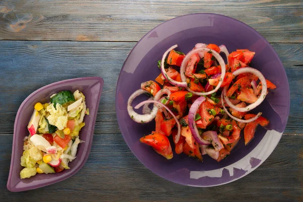 Vegetariánské Jídlo Rajčata Cibule Fenykl Fialovém Talíři Modrém Šedém Dřevěném — Stock fotografie