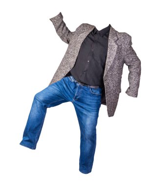 Siyah gömlekli ve beyaz arka planda izole edilmiş mavi kotlu erkek ceketi. Sıradan stil