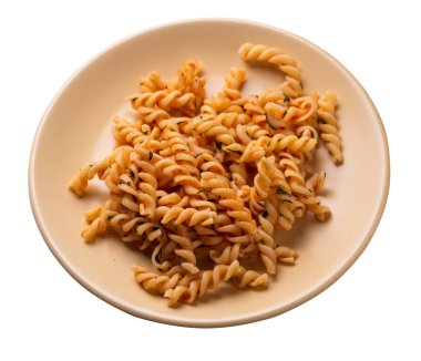 Beyaz arka planda izole edilmiş bej tabakta makarna. Dereotlu domates soslu makarna. makarna üst görünümü