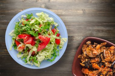 Vejetaryen yemeği. Siyah ahşap arka planda lahanalı domates salatası. sağlıklı yiyecekler
