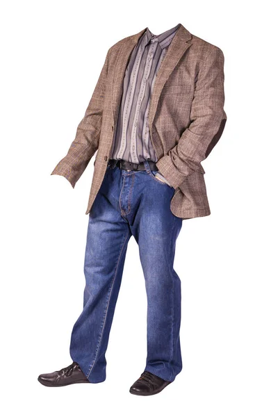 男性用ボタンライトブラウンのジャケット 男性用ブルーのジーンズ レザーブラックの靴とグレーのストライプのシャツは白い背景に隔離されています — ストック写真