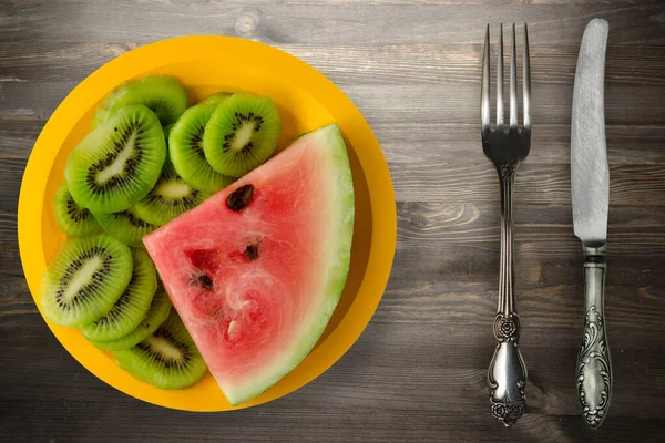 Sandía Kiwi Rodajas Una Placa Amarilla Fondo Madera Negra Frutas — Foto de Stock