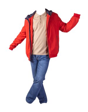Kırmızı ceket, bej gömlek ve beyaz arka planda izole edilmiş mavi kot pantolon. Sıradan moda kıyafetleri.