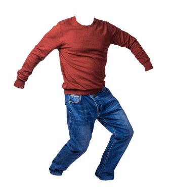 Erkekler koyu kırmızı kazak ve mavi kot pantolon. Beyaz arka planda izole edilmiş. Günlük kıyafetler.