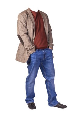 Erkekler düğmeli kahverengi ceket, erkek mavi kot pantolon, deri siyah ayakkabılar ve beyaz arka planda izole edilmiş kırmızı bir kazak.