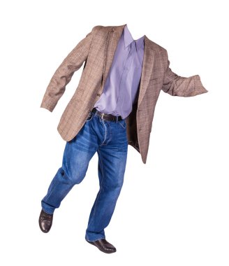 Erkek düğmesi açık kahverengi ceket, erkek kot pantolon, siyah deri ayakkabılar ve beyaz arka planda izole edilmiş mor gömlek.