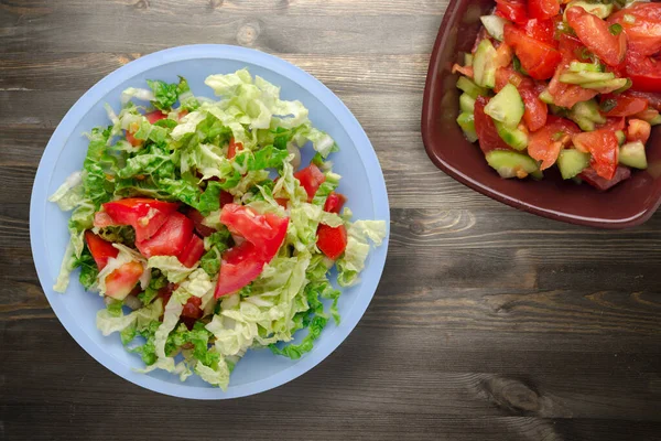 Comida Vegetariana Vista Superior Salada Tomate Repolho Placa Azul Litght — Fotografia de Stock