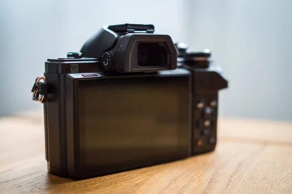 Il retro di una fotocamera MirrorLess — Foto Stock