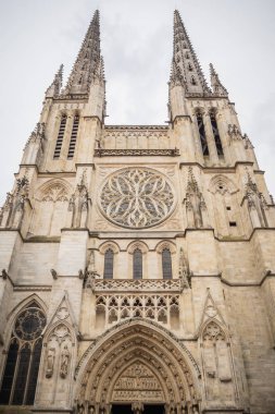 Saint Andre Katedrali'nin ön cephesinin alt kısmında ayrıntılar