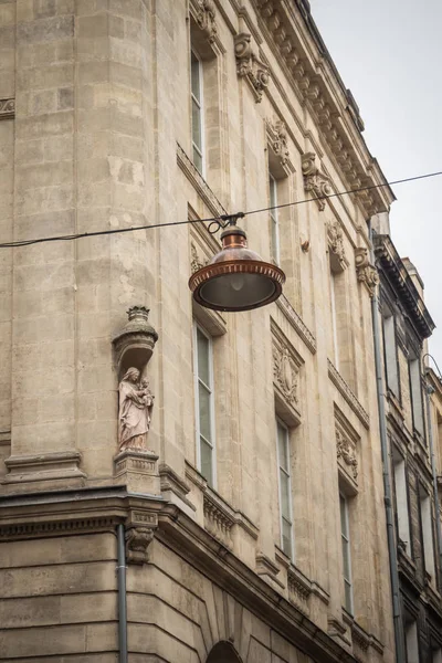 Statue of the Virgin Mary on the corner of a building in the Bordelaise streets — Stock Photo, Image