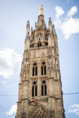 Kule Pey Berland mavi bir bahar gökyüzünde izole