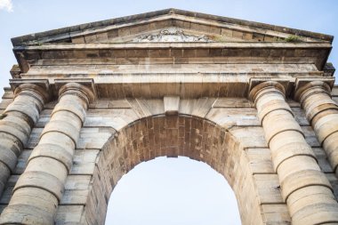 Antik zafer kemerlerinden esinlenen Aquitaine kapısı