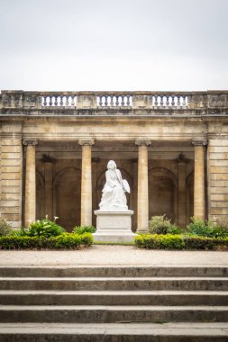 Parc Jardin Kamu Rosa Bonheur heykeli