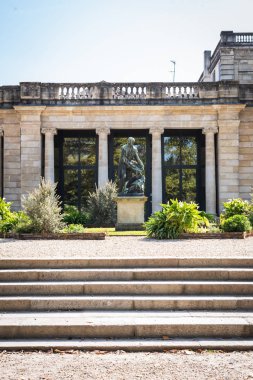 Kamu bahçe binasıheykeli