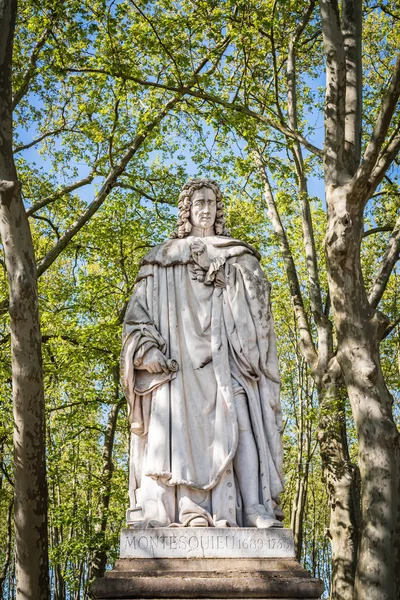 Socha Montesquieu 1689-1755 v parku Quinconces — Stock fotografie