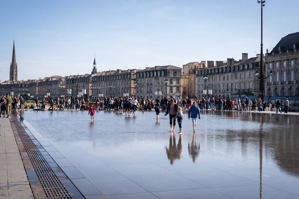 Bordeaux, Fransa - 14 Nisan 2019: Borde'nin su aynası