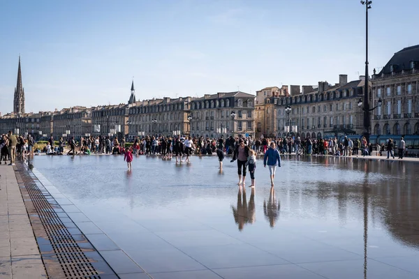 BORDEAUX, ฝรั่งเศส - 14 เมษายน 2019: กระจกน้ําของบอร์โด — ภาพถ่ายสต็อก