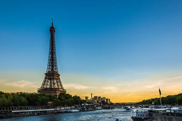 Eyfel Kulesi manzaralı Paris'te gün batımı