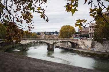 Roma'da Tevere nehri üzerinde Sonbahar manzara