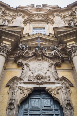 Eski ve yüce bir Roma kilisesinin cephesi