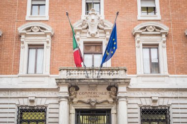 Roma, İtalya - 15 Kasım 2017: Roma'daki İtalyan Ulusal Bankası'nın Cephesi Şehir Bayrakları ve İtalya Bayrakları
