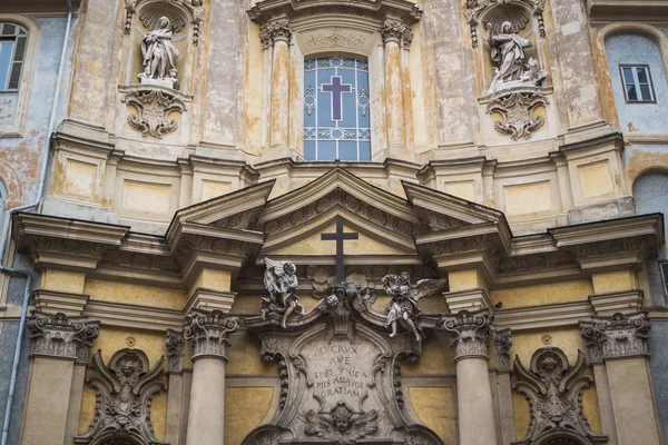 Primer plano en la fachada de una antigua y sublime iglesia romana — Foto de Stock