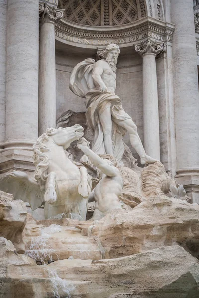 Roma'daki Trevi Çeşmesi'nde Neptün'ün yakın çekimi