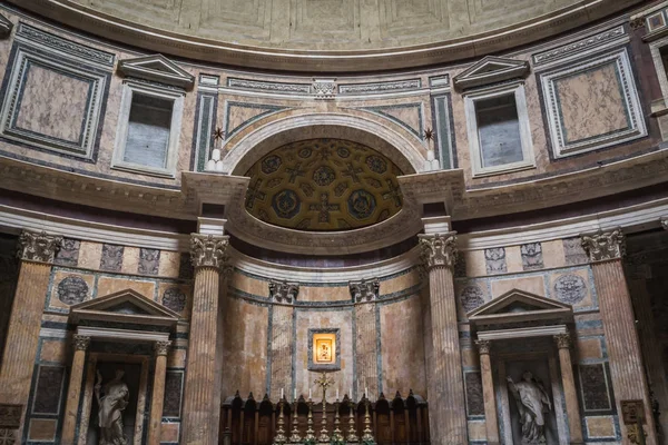 意大利罗马 - 2017年11月15日：罗马万神殿圆顶下的祭坛 — 图库照片