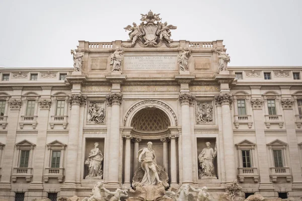 Ogromna fontanna di Trevi w Rzymie — Zdjęcie stockowe
