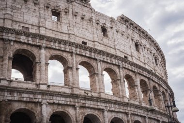 Roma'da Kolezyum'un tepesindeki kemerlerde yakın çekim