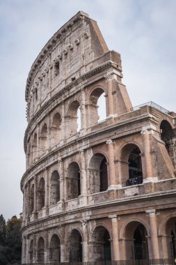 Roma, İtalya - 16 Kasım 2017: Roma'da Kolezyum'un diğer tarafında tarihi cephe