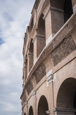 Roma'da Kolezyum'un diğer tarafında tarihi cephe
