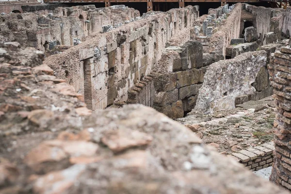 Close-up sobre as velhas pedras do porão do Coliseu em Roma — Fotografia de Stock