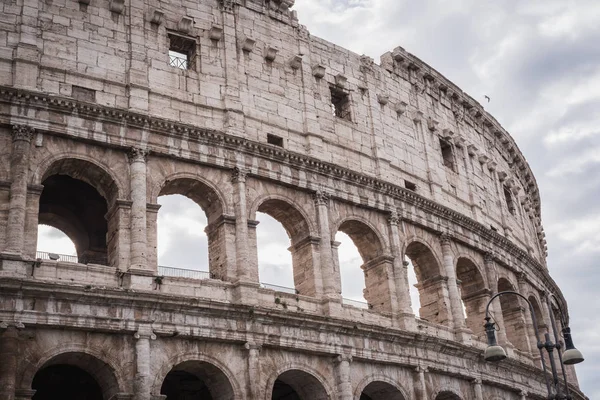 Roma'da Kolezyum'un tepesindeki kemerlerde yakın çekim