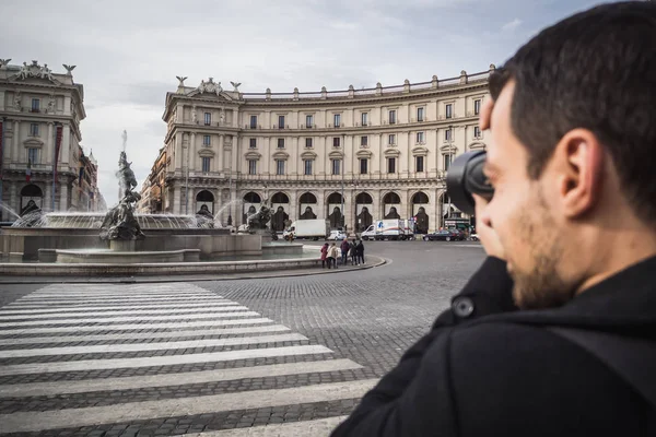 Rzym, Włochy-16 listopada 2017: fotograf fotografowanie Piazza della Repubblica w Rzymie — Zdjęcie stockowe