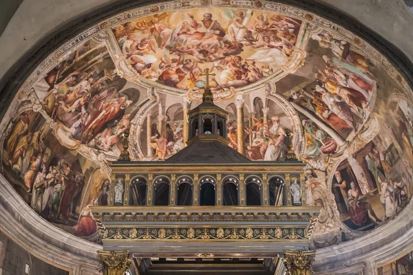 Cupola reale all'interno di una chiesa romana a Roma — Foto Stock