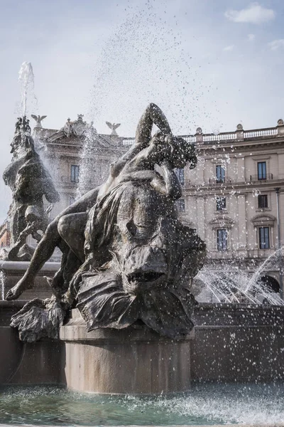 Estatuas de la fuente de la Plaza de la República en Roma — Foto de Stock