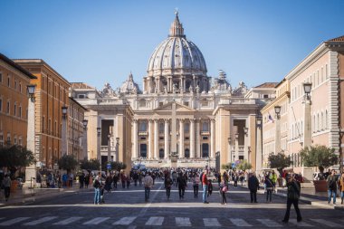 Vatikan, Roma, İtalya - 17 Kasım 2017: Vatikan Müzesi'nin ana girişine giden cadde turistlerle dolup taşıyor