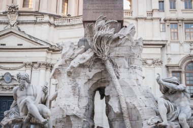 Roma'daki Piazza Navona obelix'in eteklerindeki heykeller
