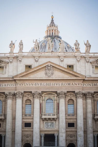 VATICAN, ROME, ITALY - 17 ноября 2017 г.: Крупный план фасада Ватикана в Риме — стоковое фото