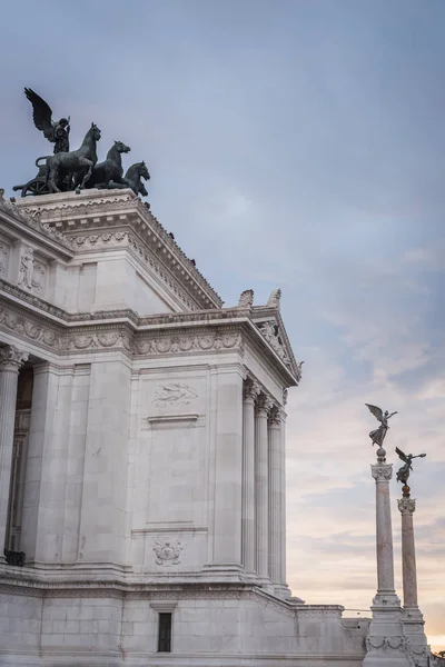 Roma'daki Vittorio Emanuele Ii anıtının girişindeki sütunlar ve heykeller