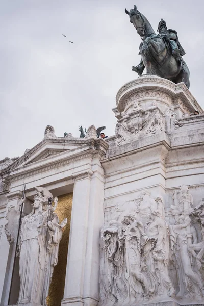 Детали памятника Витторио Эммануилу II с итальянским флагом в Риме — стоковое фото