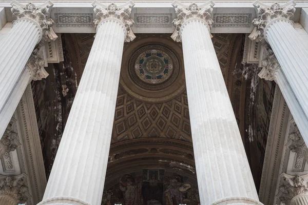 A Vittorio Emanuele II műemlék bejárati oszlopai Rómában — Stock Fotó