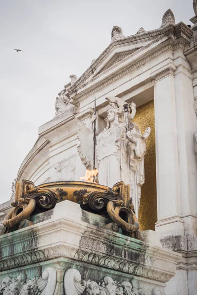 Flame at the foot of the Vittorio Emanuele II monument in Rome — Stock Photo, Image