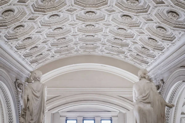Interior del Monumento a Vittorio Emanuele II con dos estatuas femeninas en Roma — Foto de Stock