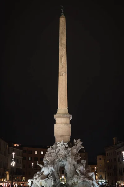 Roma'da gece Piazza Navona gelen Dikilitaş