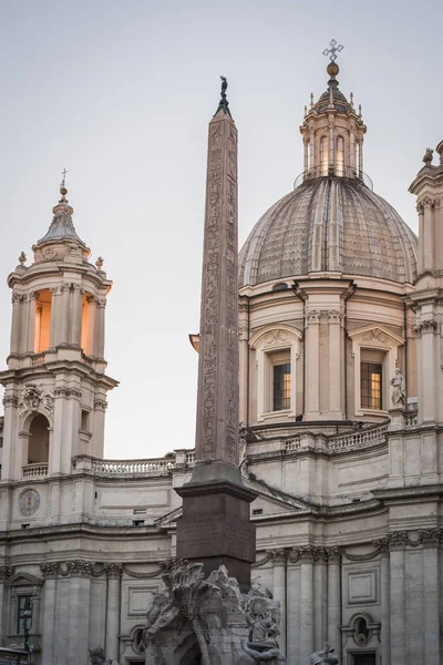 Колонна и здание Пьяцца Навона в Риме — стоковое фото